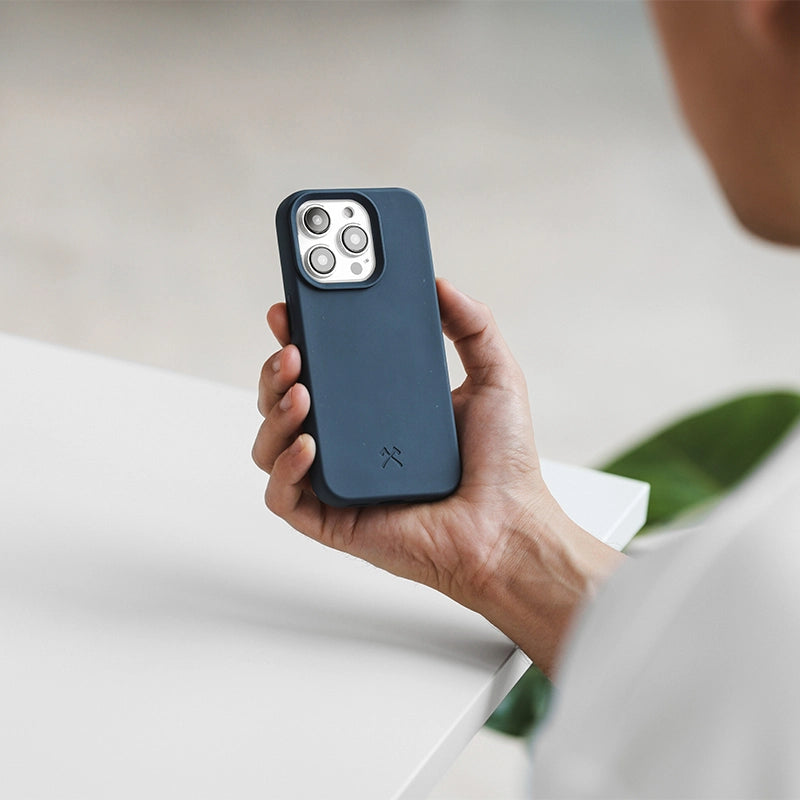 Iphone 15 Pro sustainable organic MagSafe phone case navy blue